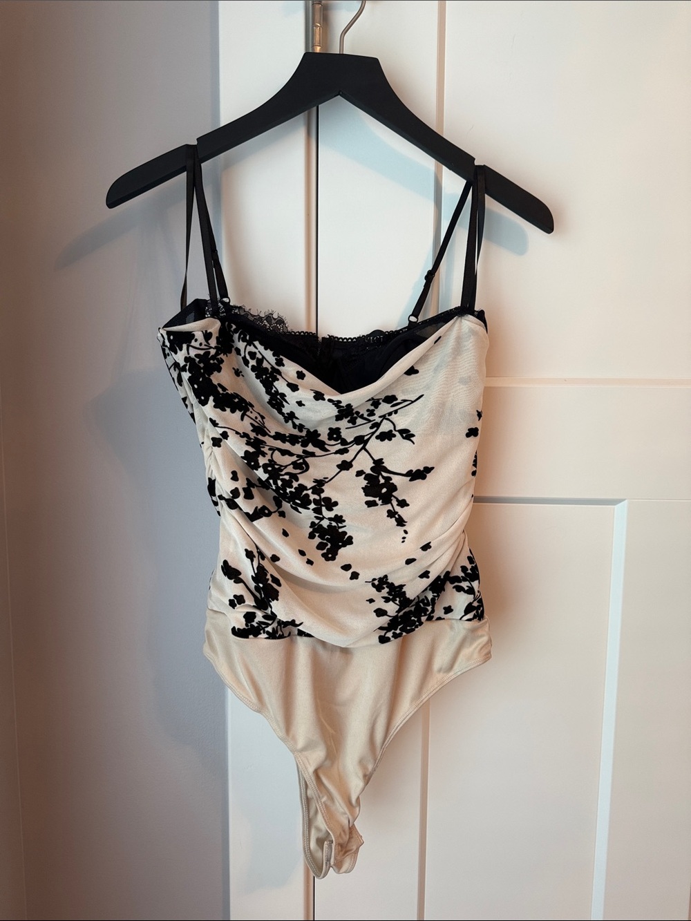 NWOT(came that way) Vici Cream Bodysuit with Black Floral Print & Lace Trim med